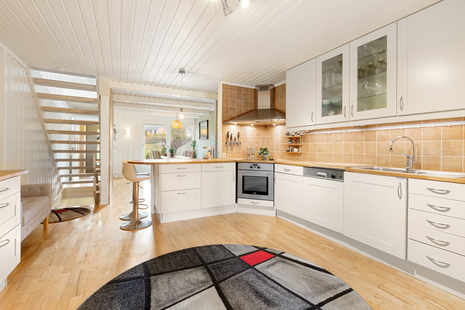 Pent vedlikeholdt kjøkken i nøytrale farger som passer ulike interiørstiler. Galleribilde