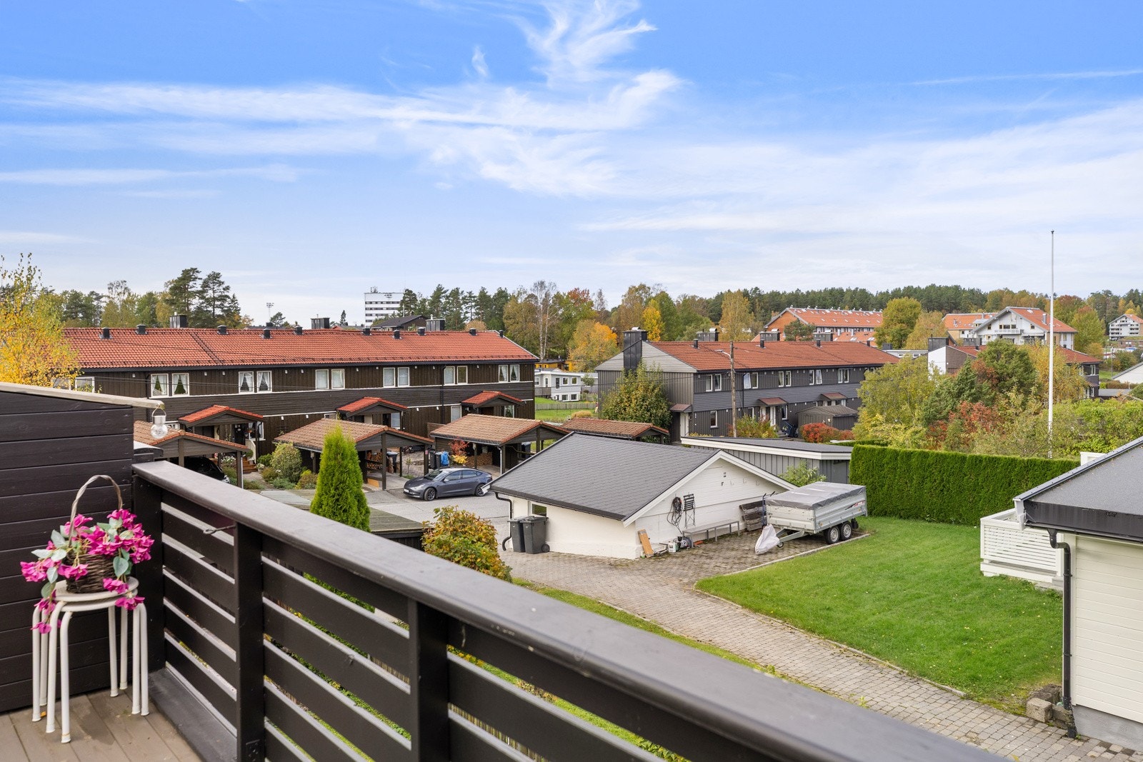 Terrassen har plass til både spisegruppe og loungemøbler - et naturlig forlengelse av oppholdsrommet på varme dager. Galleribilde