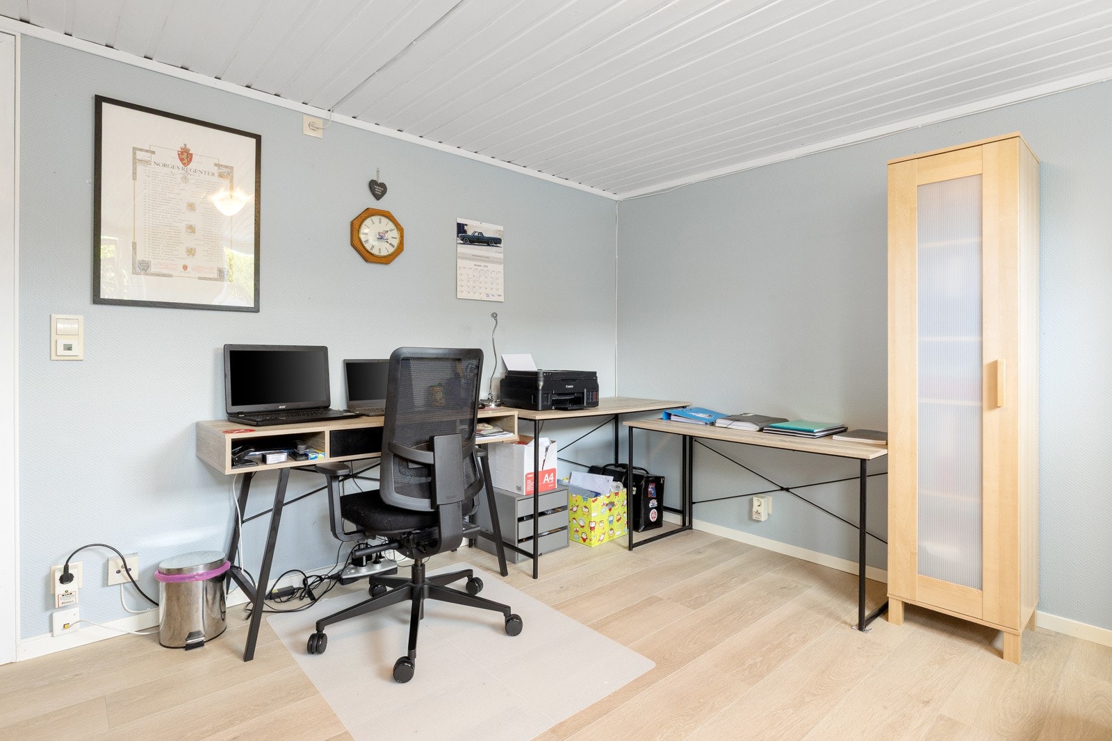 Soverom med plass til seng, skrivepult og oppbevaring. Galleribilde