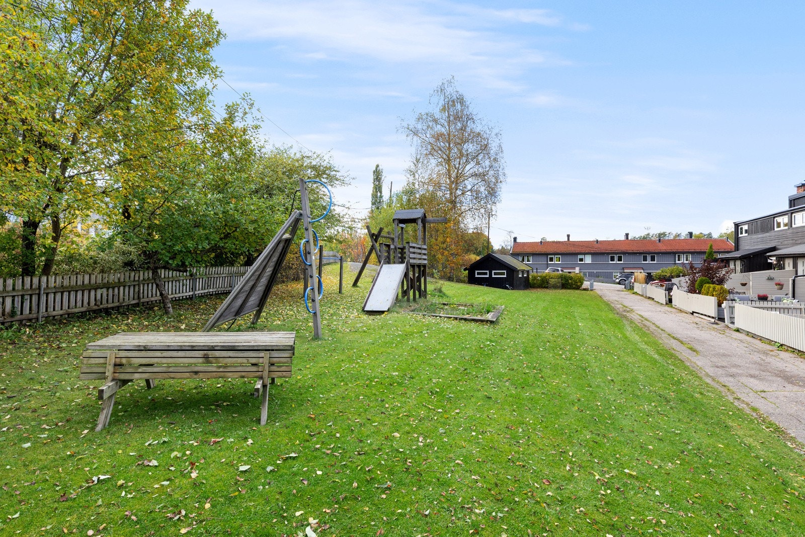 Grønne fellesområder rundt boligrekken. Trygt og trivelig bomiljø med lekeplasser i nærheten. Galleribilde