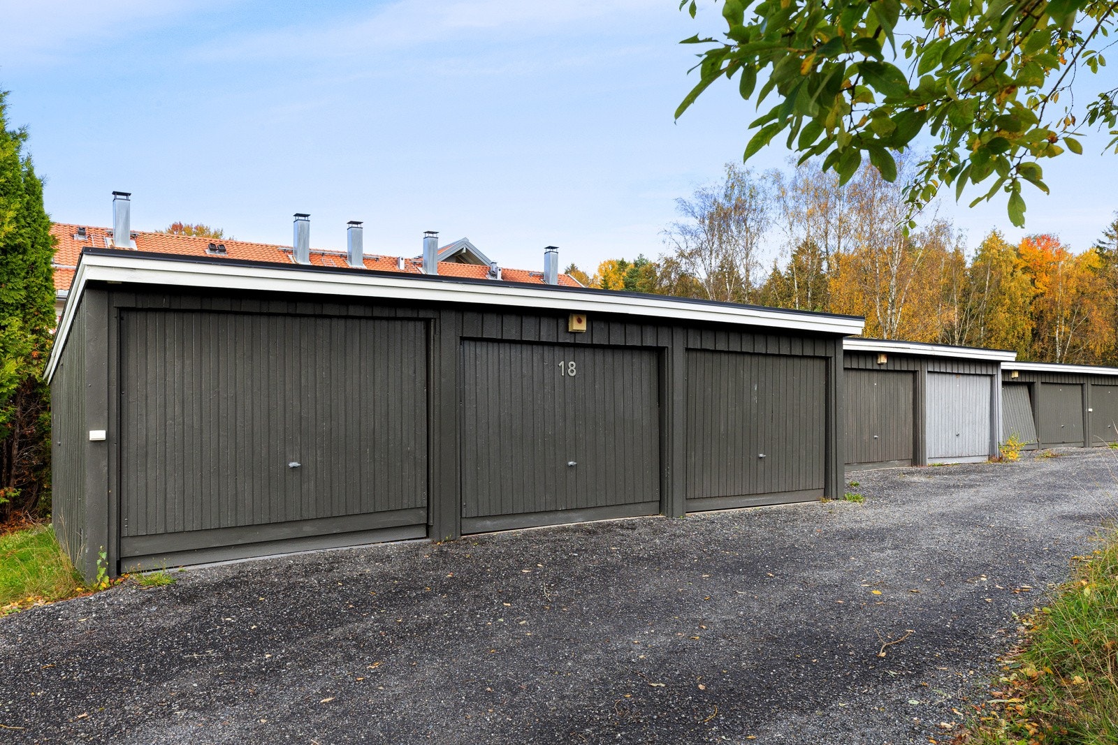 Garasje med elektrisk port og kort vei fra boligen. Asfaltert adkomst og godt lys. Galleribilde