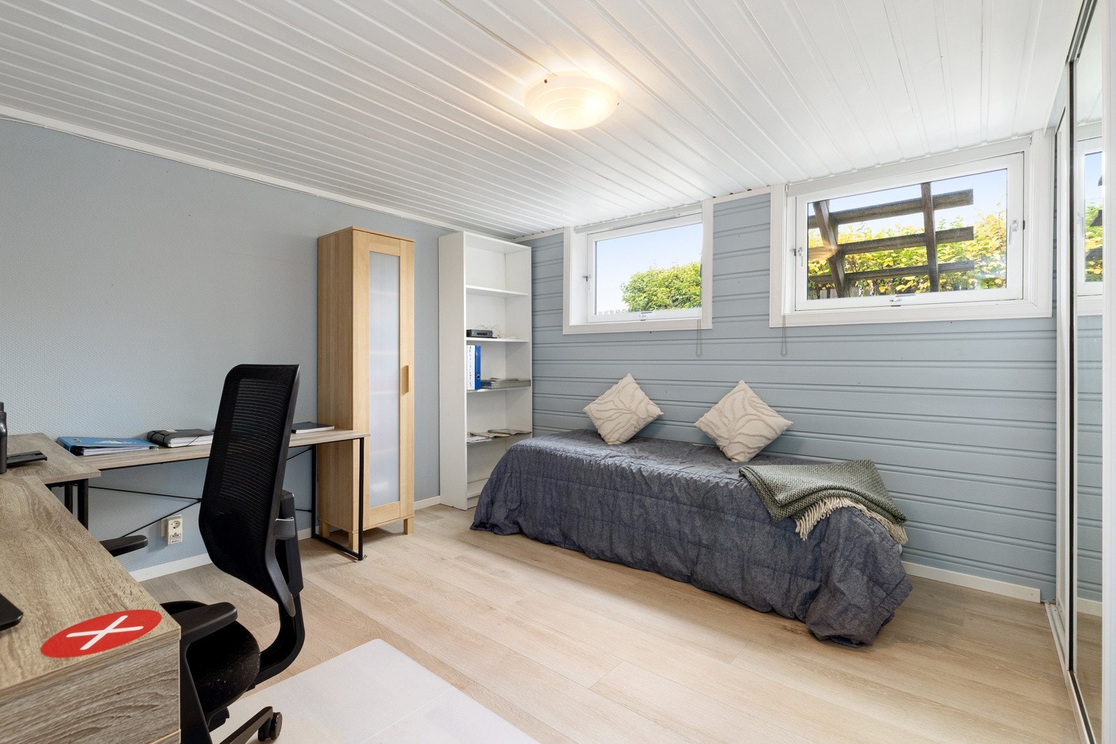Lyst og trivelig rom med lyst gulv og nøytrale vegger. Passer godt som gjesterom, kontor eller ungdomsrom. Galleribilde