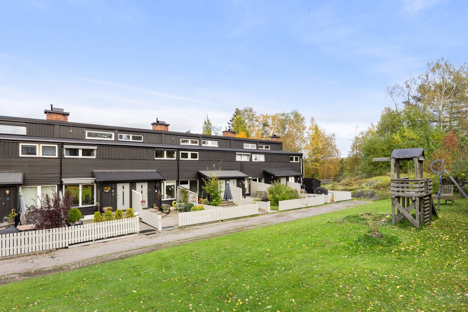 Velholdt rekkehusbebyggelse i et etablert og barnevennlig nabolag. Galleribilde