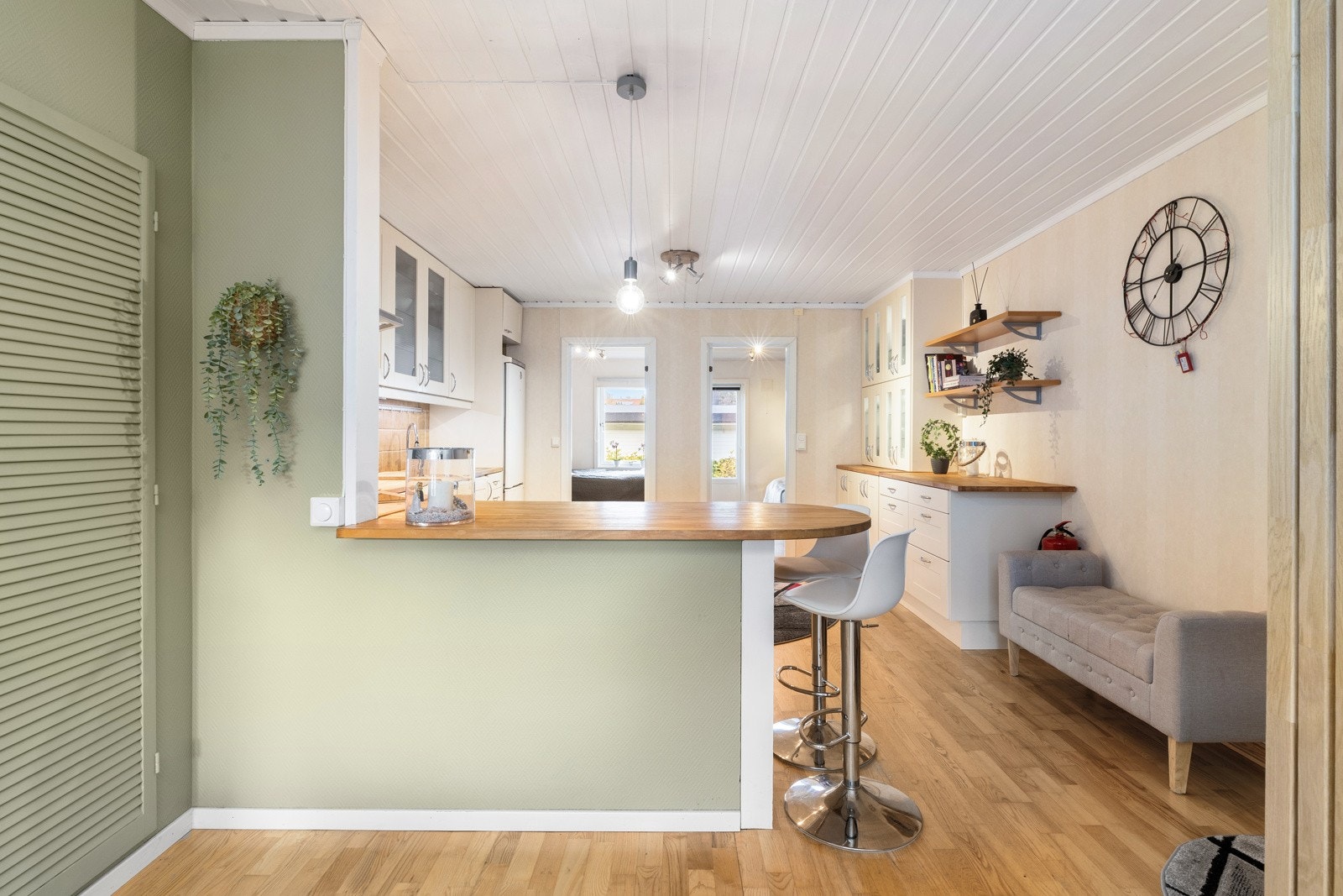 Kjøkkenet er integrert i oppholdsrommet, med praktisk utforming og plass til sosial sone. Galleribilde