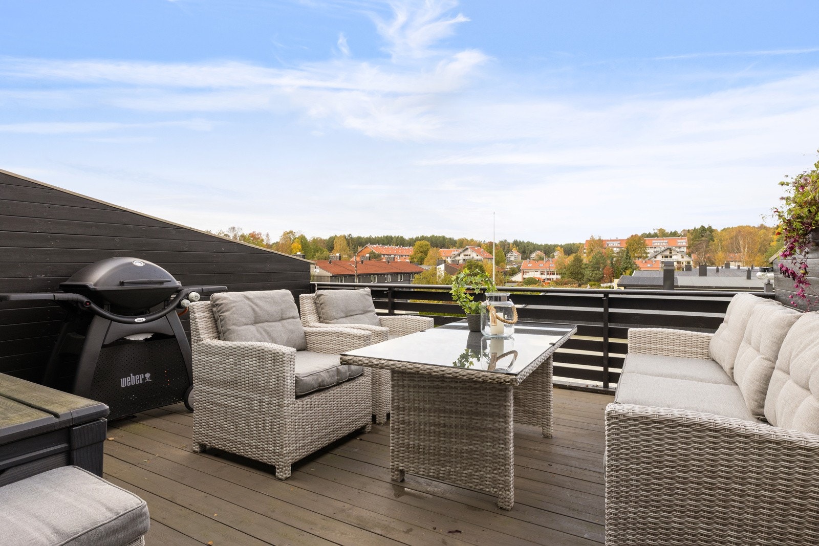 Pent vedlikeholdt dekke og levegg som skjermer mot vind. Galleribilde