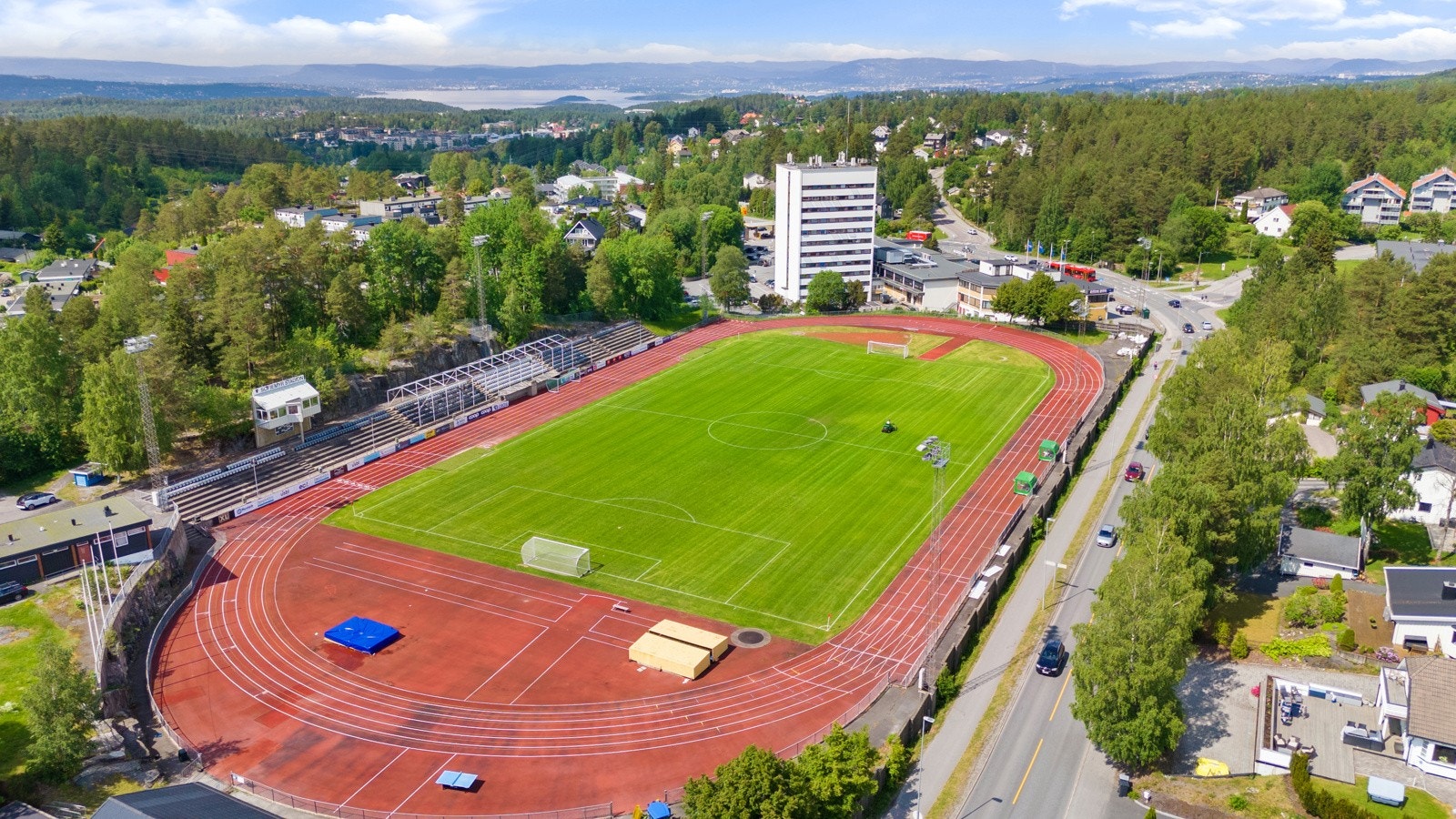 Idrettsområde med fotballbaner, hall og aktivitetstilbud for barn og ungdom - et naturlig samlingspunkt i nærmiljøet. Galleribilde