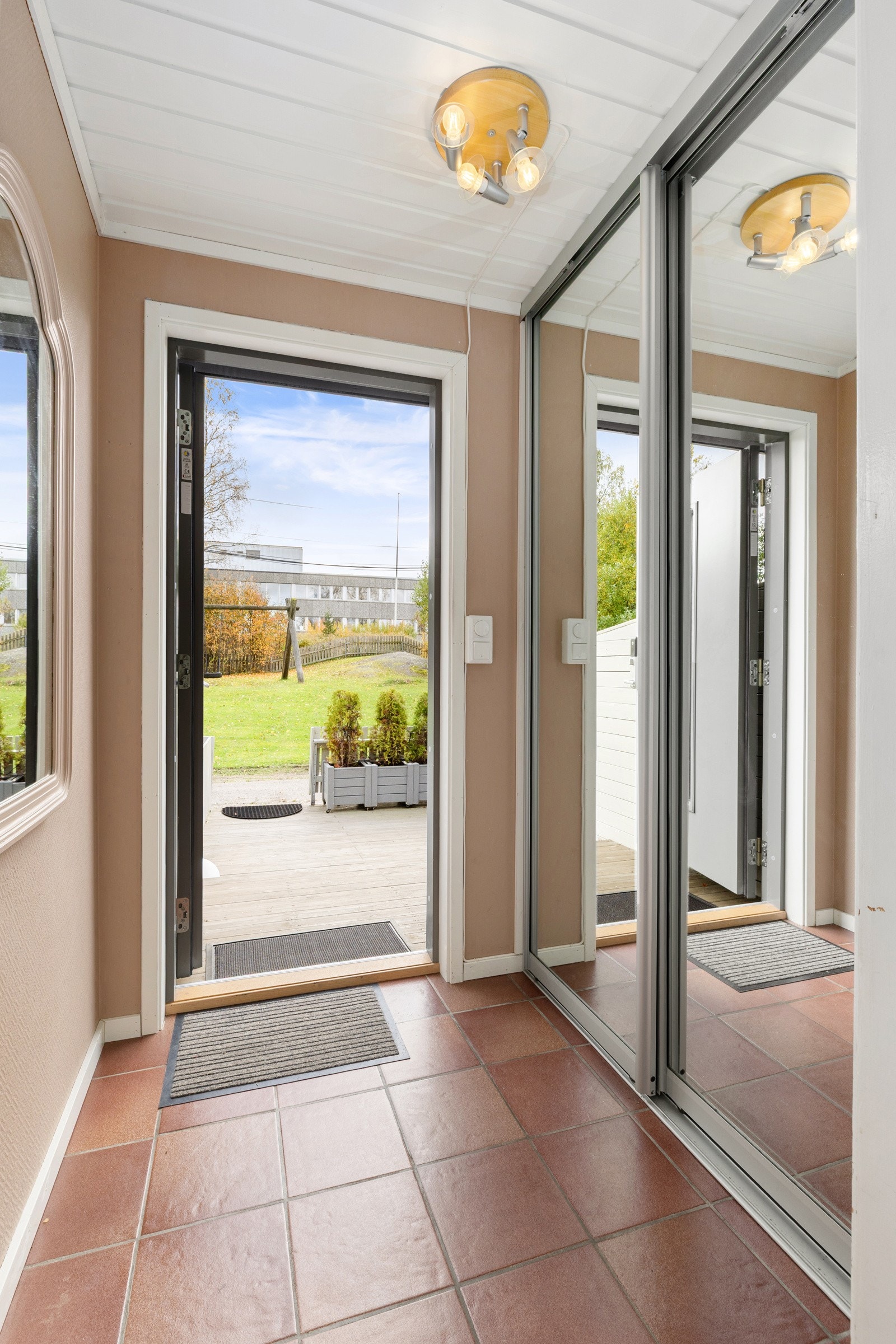 Flislagt entre med stor garderobeløsning. Galleribilde