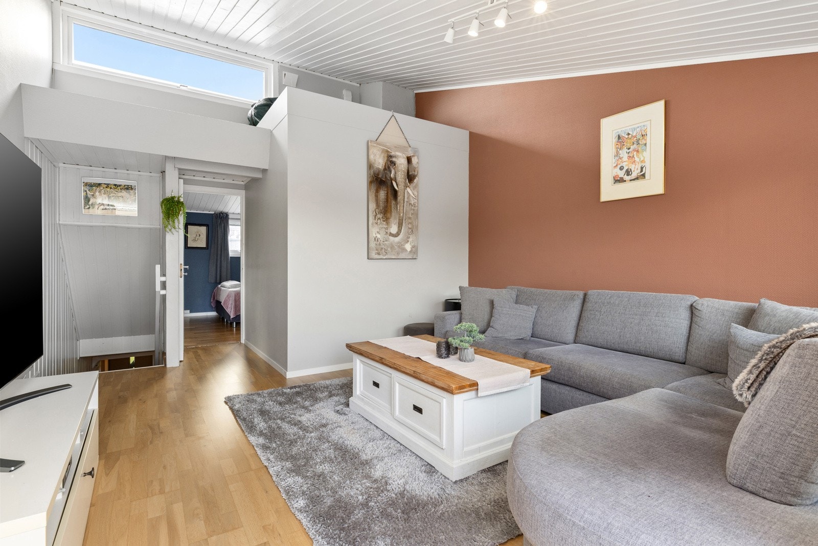 Lun TV-stue i andre etasje - et fint samlingspunkt for familie og venner. Store vinduer gir rikelig med dagslys. Galleribilde