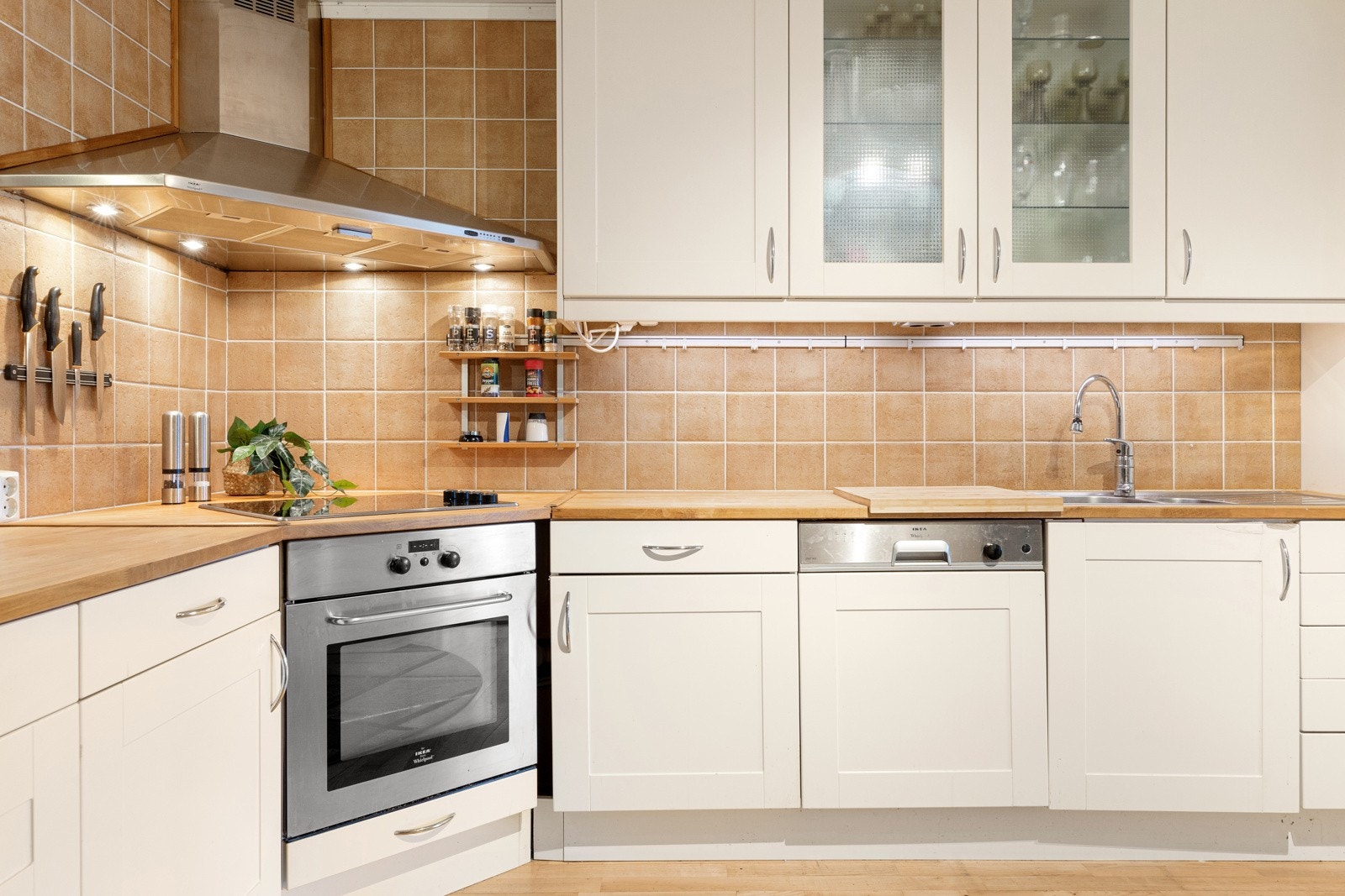 Lyst kjøkken med profilerte fronter og laminert benkeplate. God skapplass og oversiktlig arbeidsflate. Galleribilde