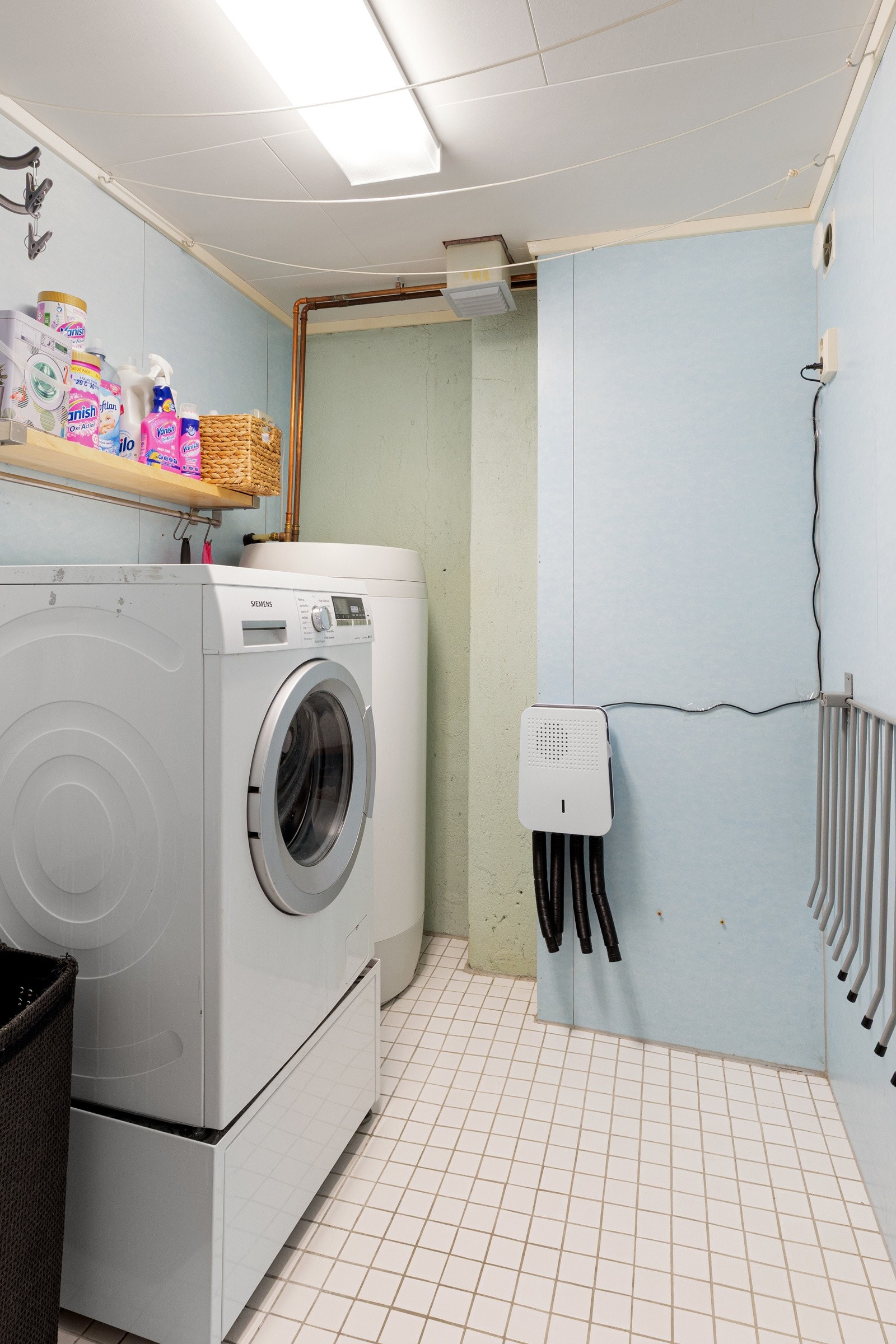 Eget vaskerom med utslagsvask, opplegg for vaskemaskin og tørketrommel. God plass til oppbevaring og praktisk bruk. Galleribilde