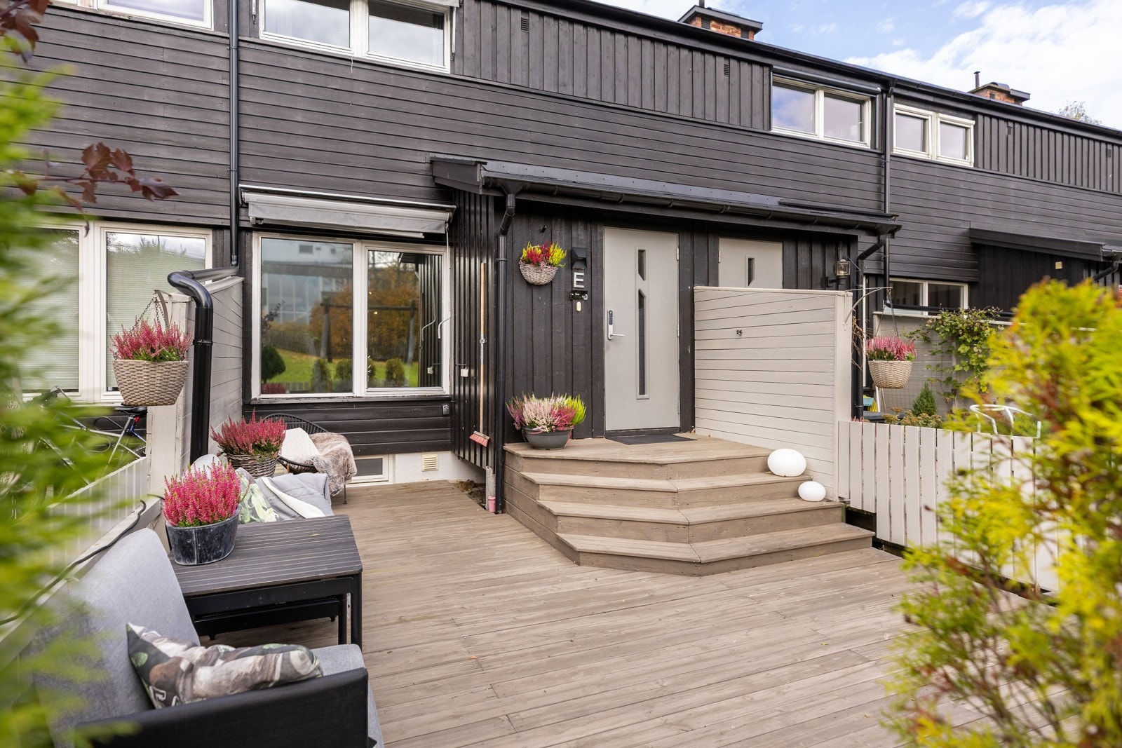 Boligen ligger i et rolig og etablert boligfelt med gangavstand til skole, barnehage og turområder. Galleribilde