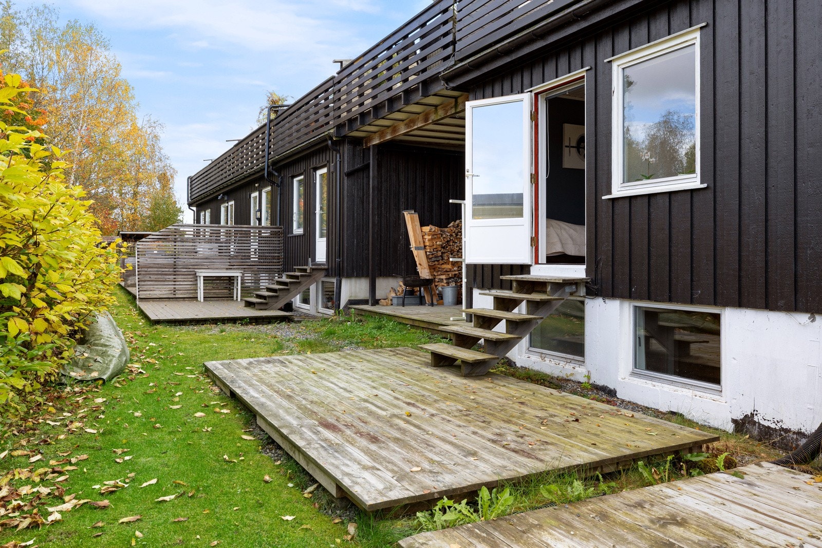 Fra soverom er det direkteugang til romslig hage med platting. Galleribilde