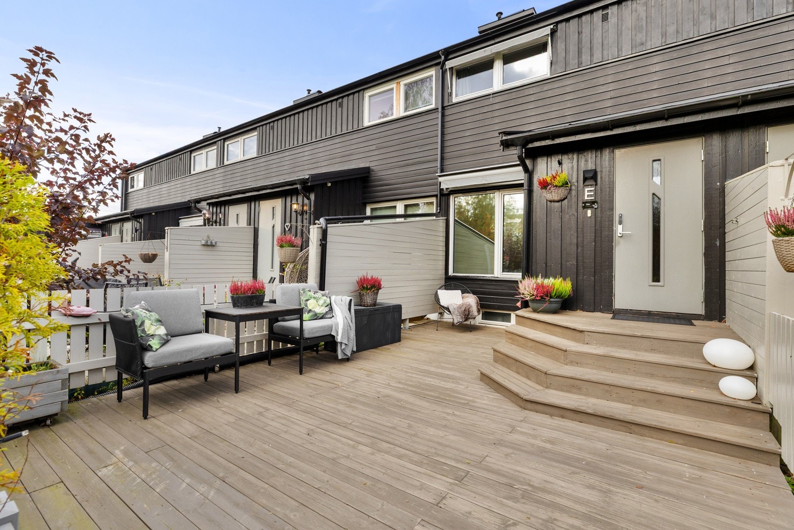 Inngangsparti med platting og sitteplass. Lettstelt og pent opparbeidet. Galleribilde