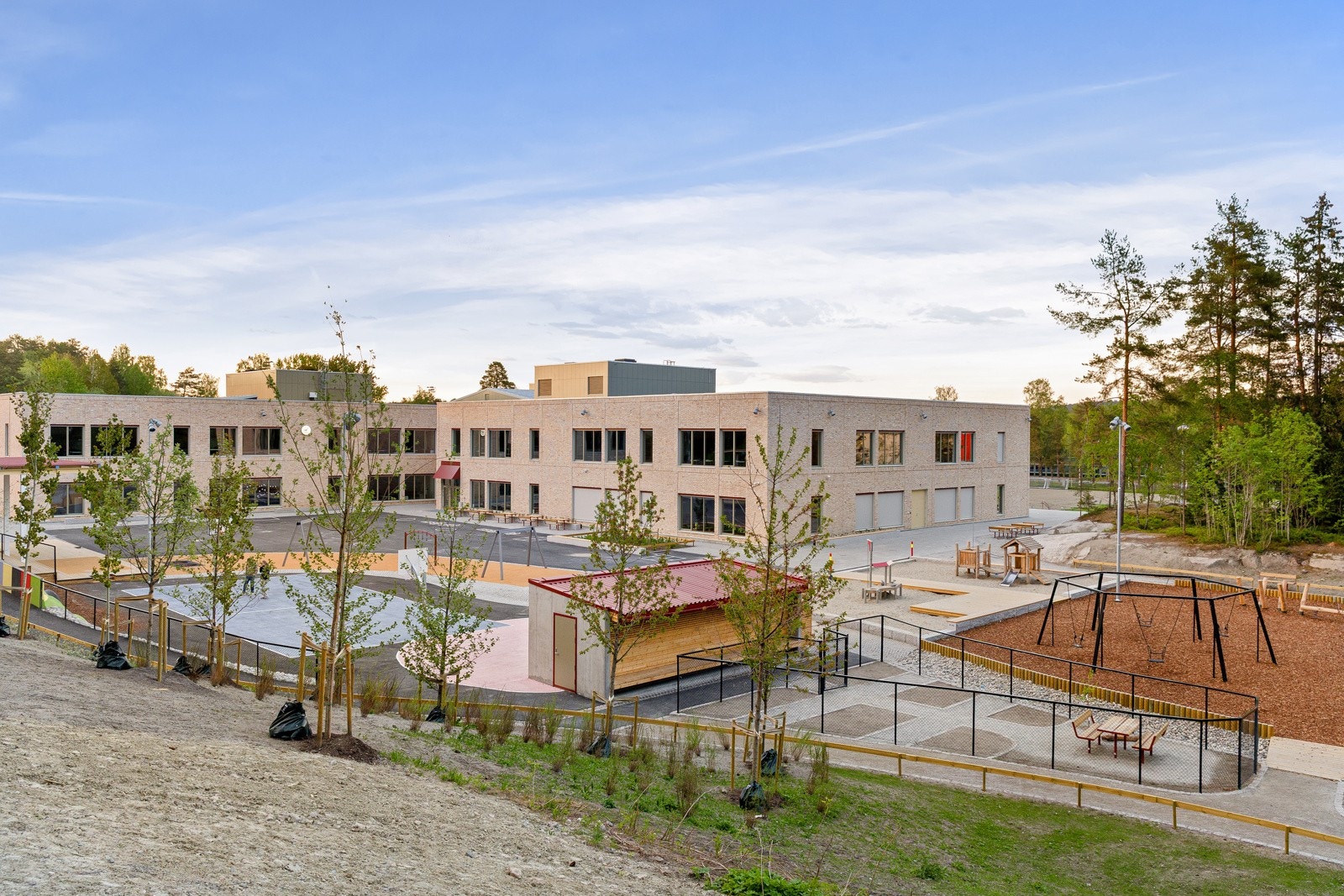 Kort vei til skole og barnehager. Trygge gang- og sykkelstier fra boligområdet. Galleribilde