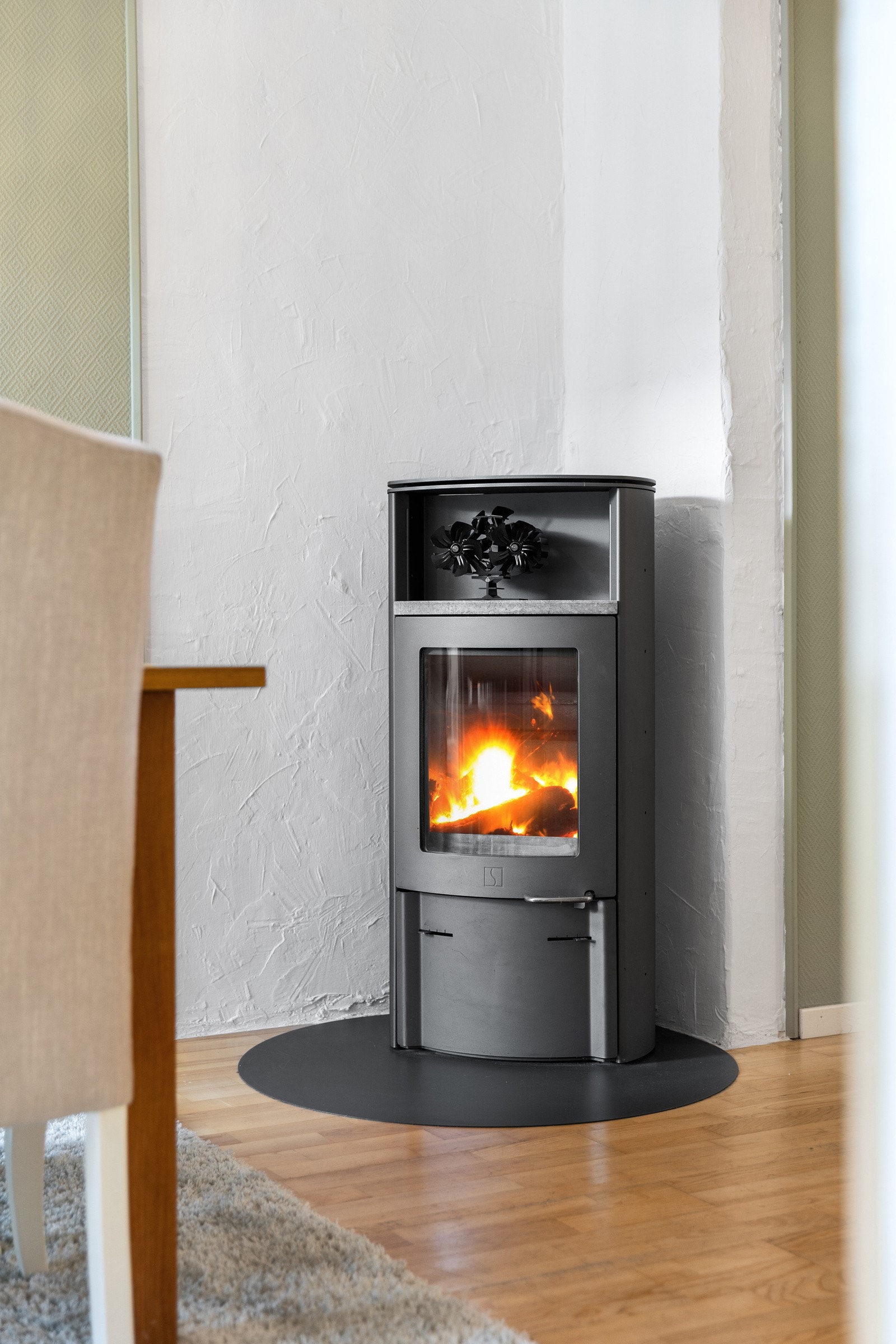 Peisovn gir god varme og en lun atmosfære i oppholdsrommet. Galleribilde