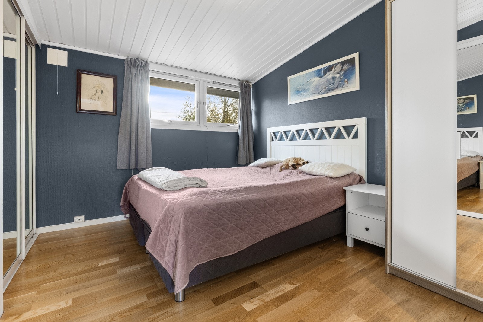 Romslig hovedsoverom med plass til dobbeltseng og garderobeløsning. Galleribilde