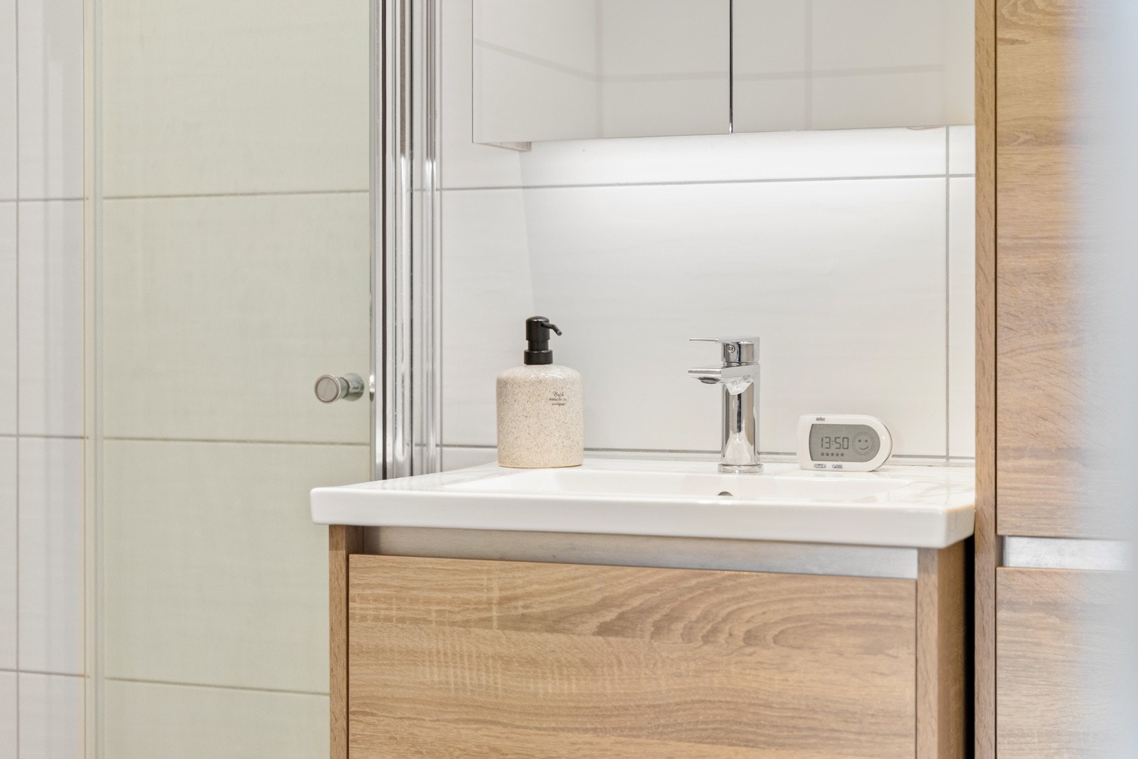 Moderne uttrykk med lyse fliser og oppgradert innredning. Galleribilde