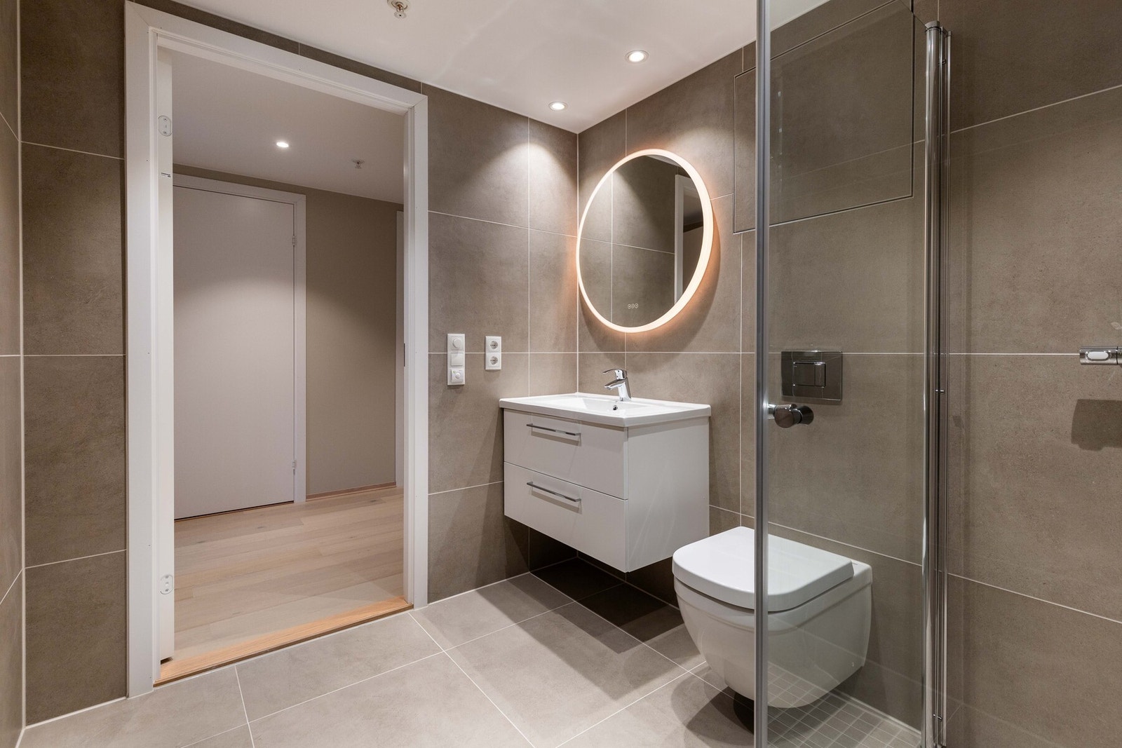 Boligen har et lyst og moderne bad. Galleribilde