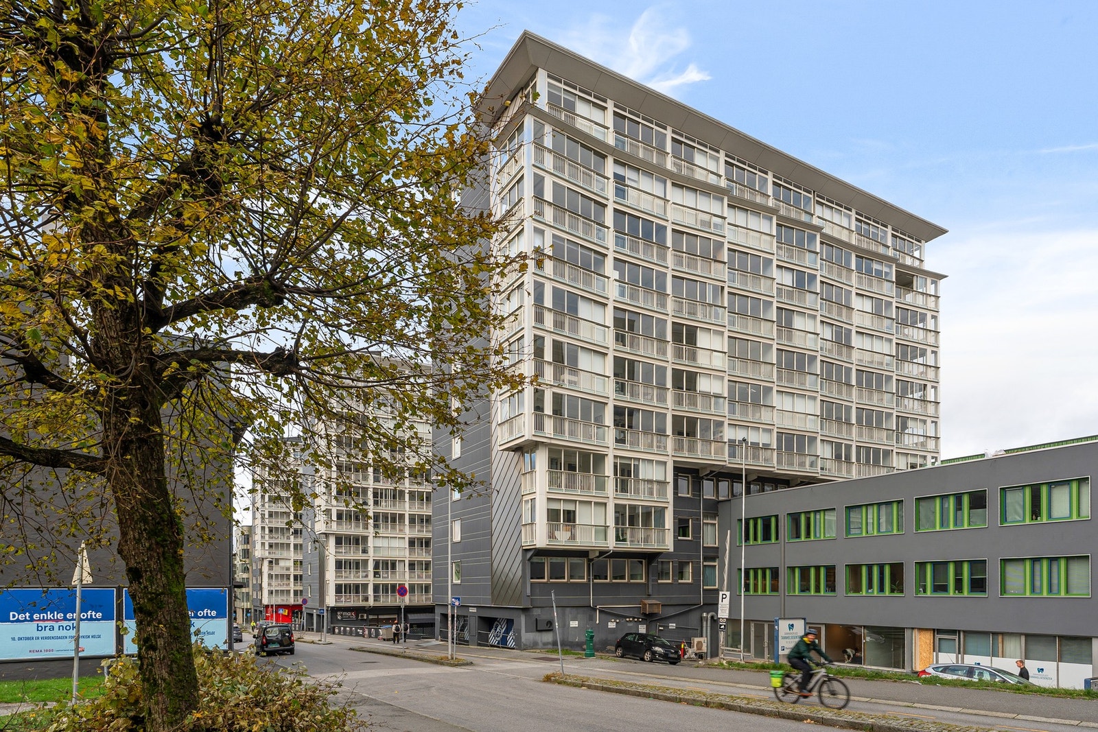 Leiligheten har en svært sentral beliggenhet på Danmarksplass med gangavstand til flere dagligvarebutikker. Galleribilde