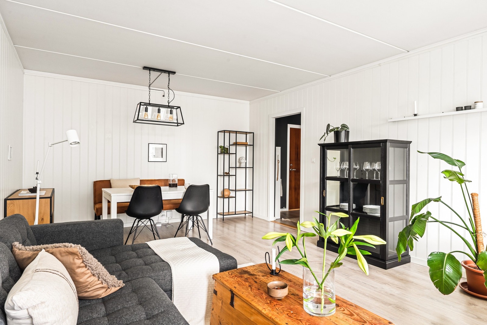 Her er det plass til både sofagruppe og spiseplass. Galleribilde