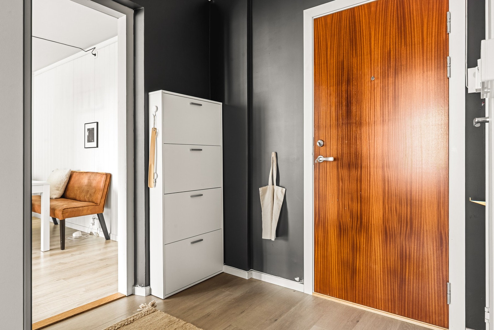 Entréen på ca. 5 m² er lys og oversiktlig, med plass til yttertøy og sko. Galleribilde