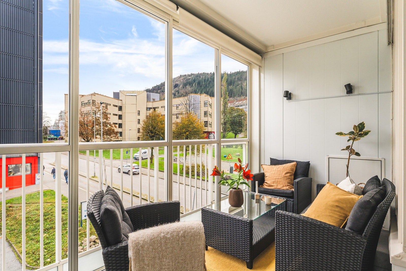 Lys og lekker leilighet med luftig balkong og ypperlig beliggenhet. Felles takterrasse. Nært bybanen. Galleribilde