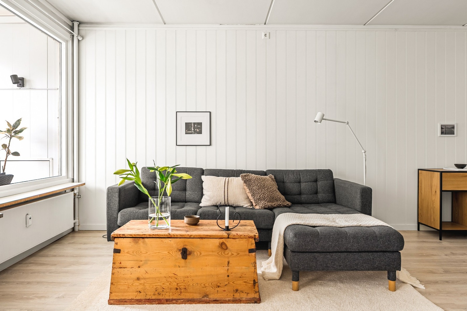 Store vindusflater sørger for godt med naturlig lys, og utgangen til den flotte innglassede balkongen gjør rommet komplett. Galleribilde