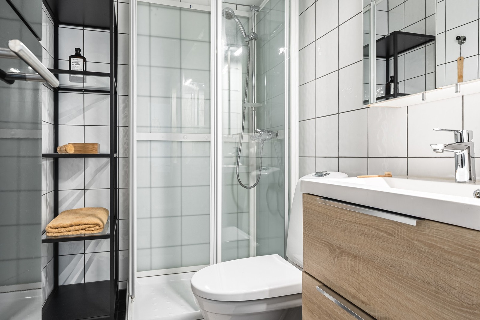 Badet på ca. 2,7 m² ble oppgradert i 2018/2019 og har fliser på gulv og vegger. Galleribilde