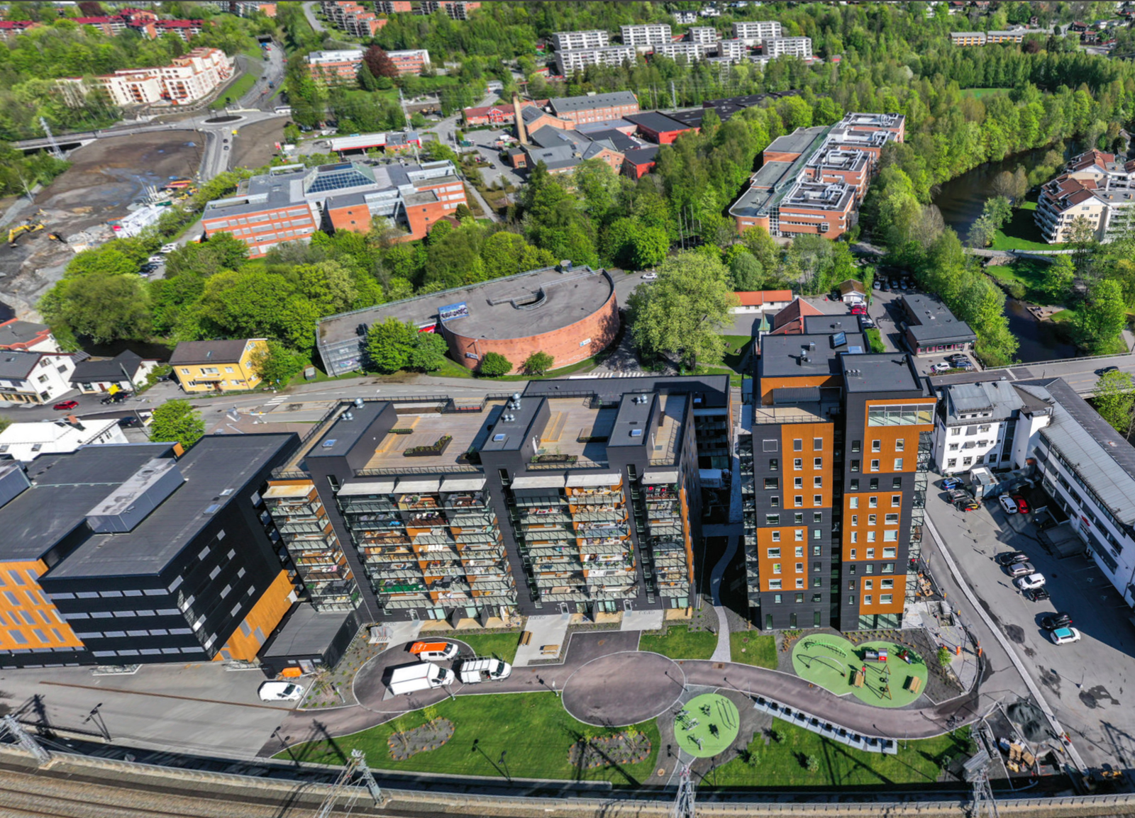 Det moderne boligkomplekset ligger attraktivt til ved BI-parken Galleribilde