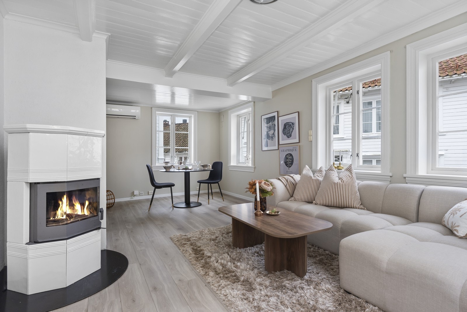 I stuen er det vedovn og varmepumpe installert Galleribilde