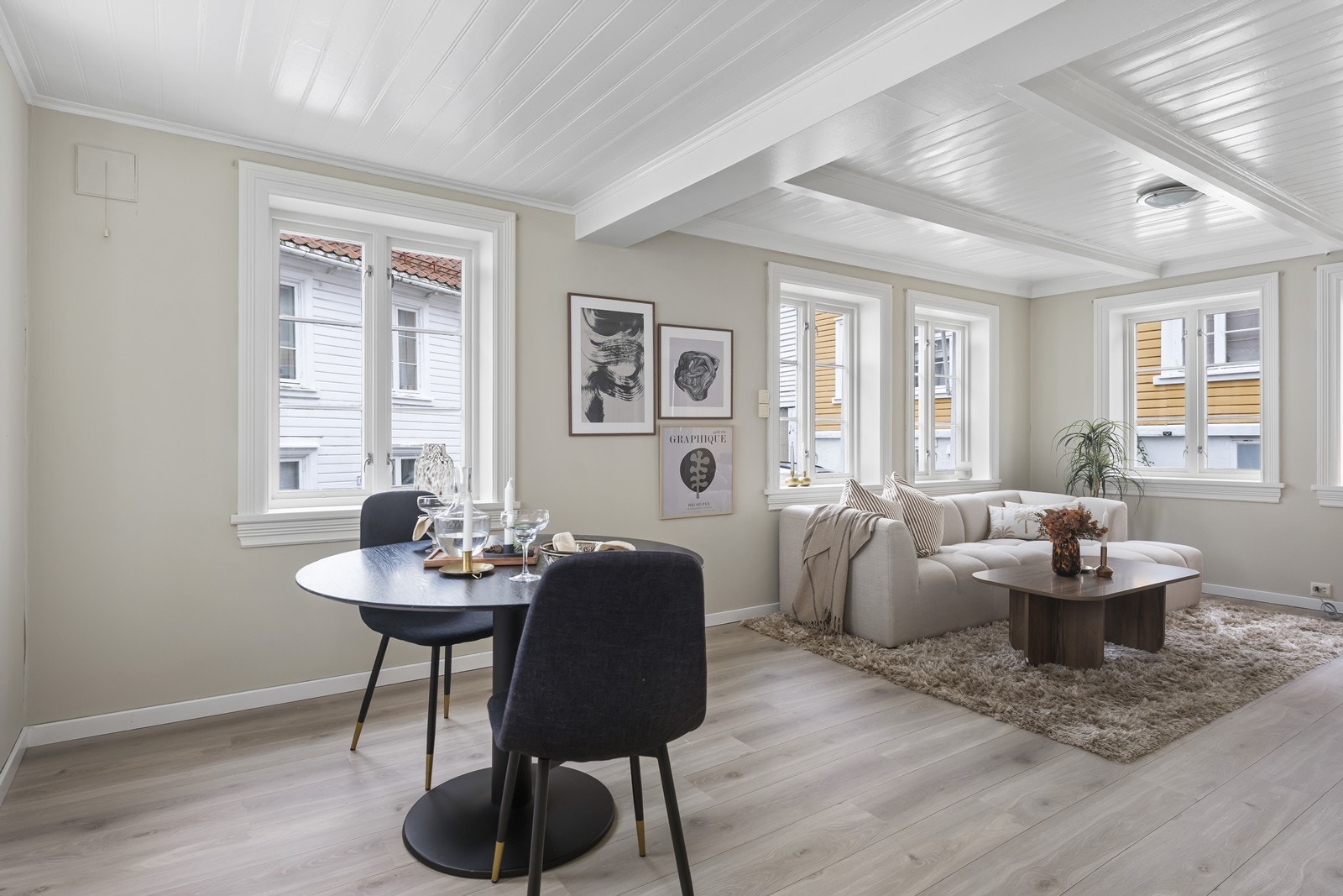 Romslig stue med god plass for møblement Galleribilde