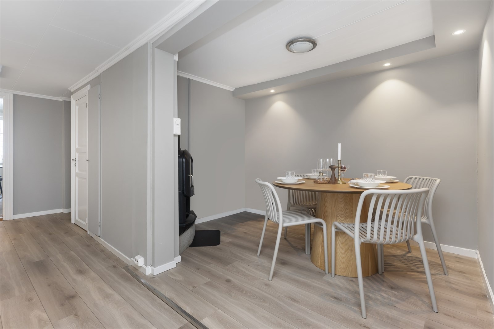 Spisestue på innsiden av kjøkken - Også her er det vedovn Galleribilde