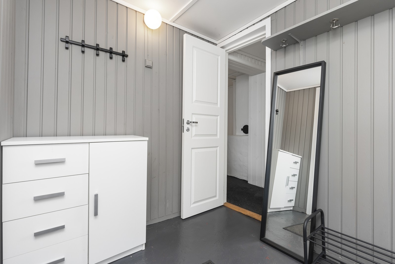 Velkommen inn til boligens kjelleretasje, etasjen har vært utleid, men er ikke godkjent for varig opphold/beboelse. Dagens innredning betegnes etter dagens bruk Galleribilde