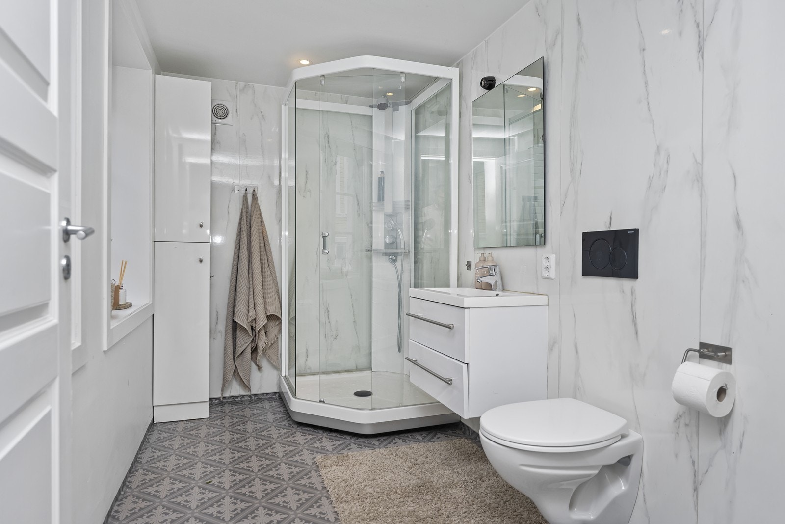 Baderommet er oppgradert i nyere tid Galleribilde