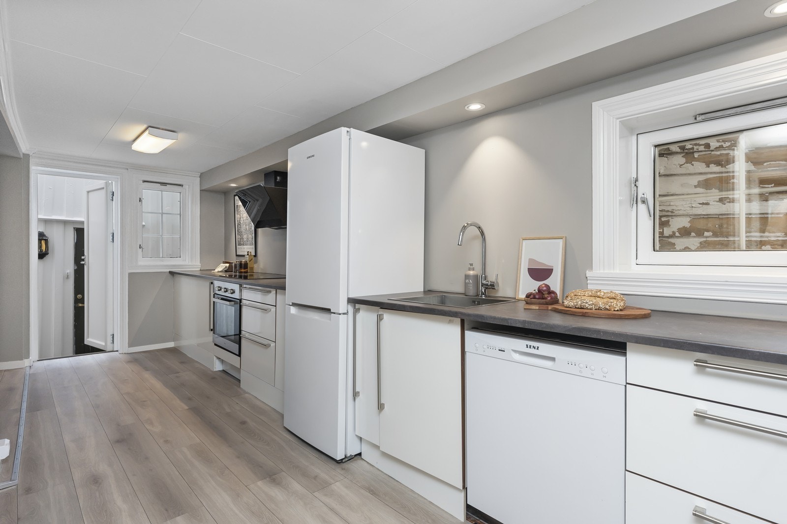 Kjøkkenet har utgang til "smau" Galleribilde