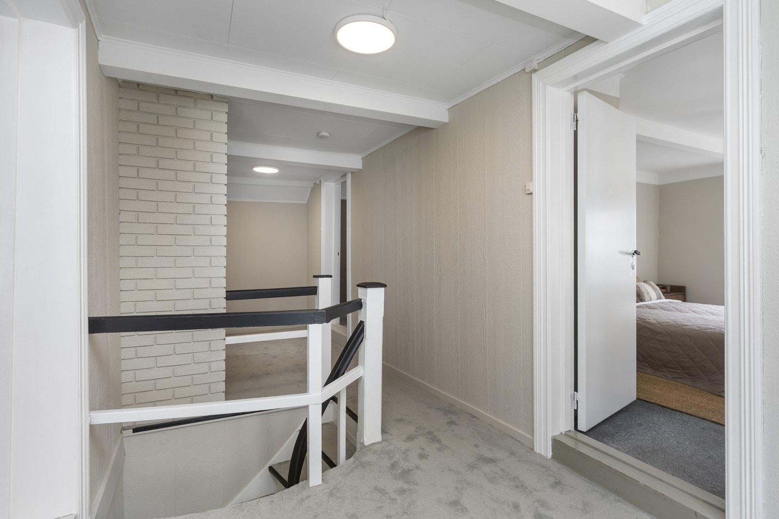 Boligens 2 etasje inneholder 3 soverom + baderom Galleribilde