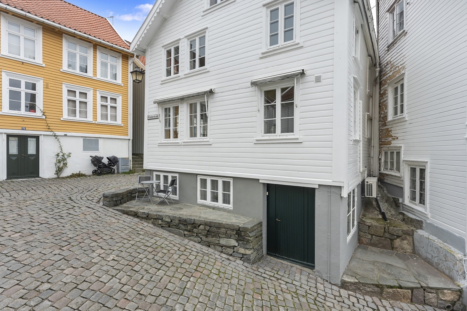 Kjelleretasjen har sin egen inngang og er i dag innredet Galleribilde