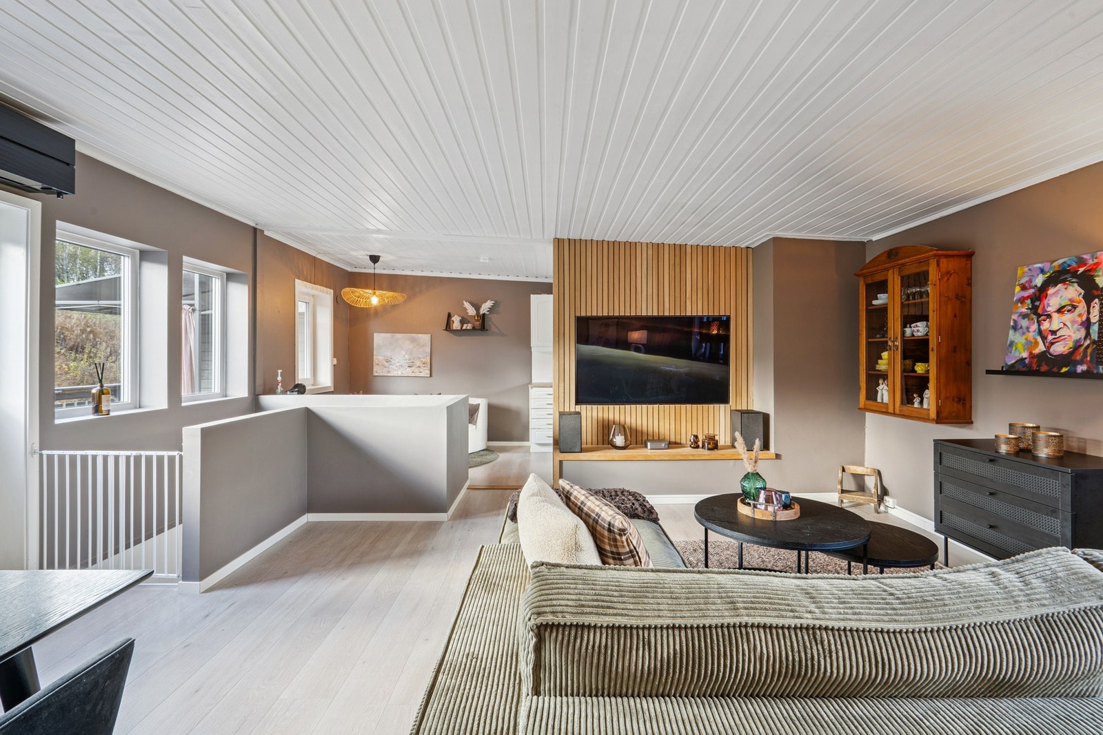 Vinduer på begge yttervegger gjør etasjen lys og luftig. Galleribilde