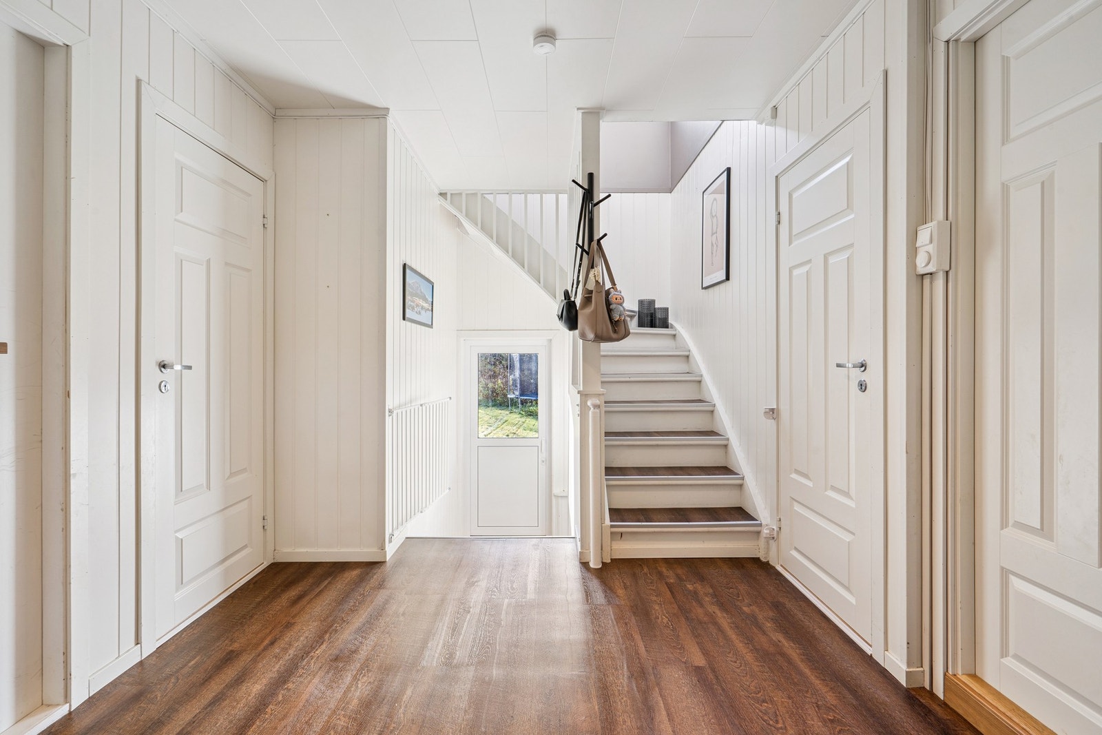 Fra 1. etasje er det også utgang til terrasse og hage. Galleribilde