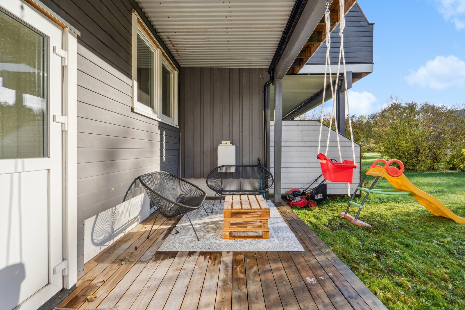 Her er terrasse på 19 kvm, tilknyttet barnevennlig hage. Galleribilde