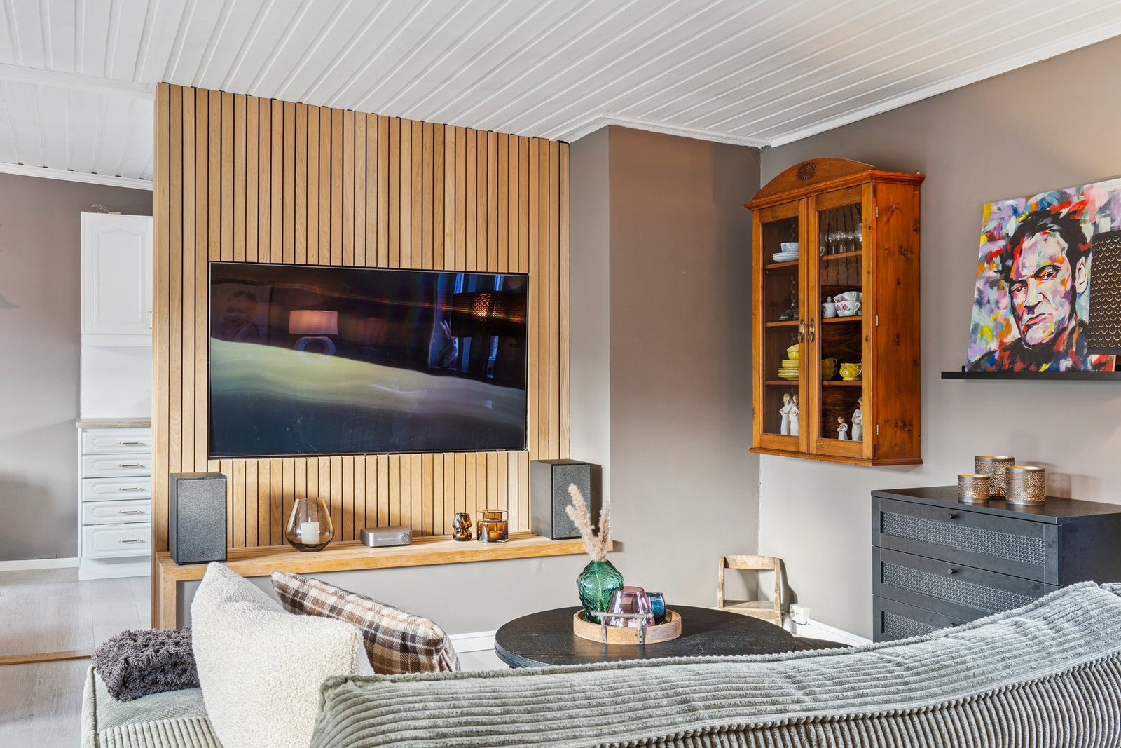 Legg merke til den lekre spileveggen hvor TV felles inn. Galleribilde