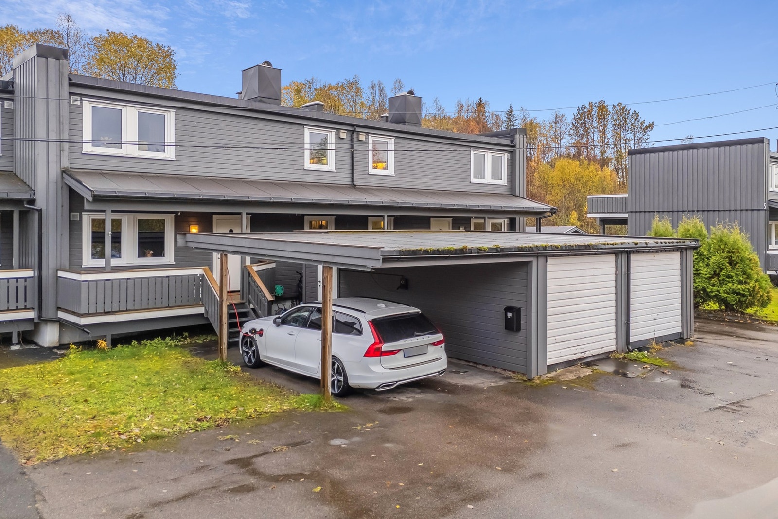 Velkommen til Nordmarkmyra Borettslag. Her er både carport og garasje! Foto: EFKT. Galleribilde