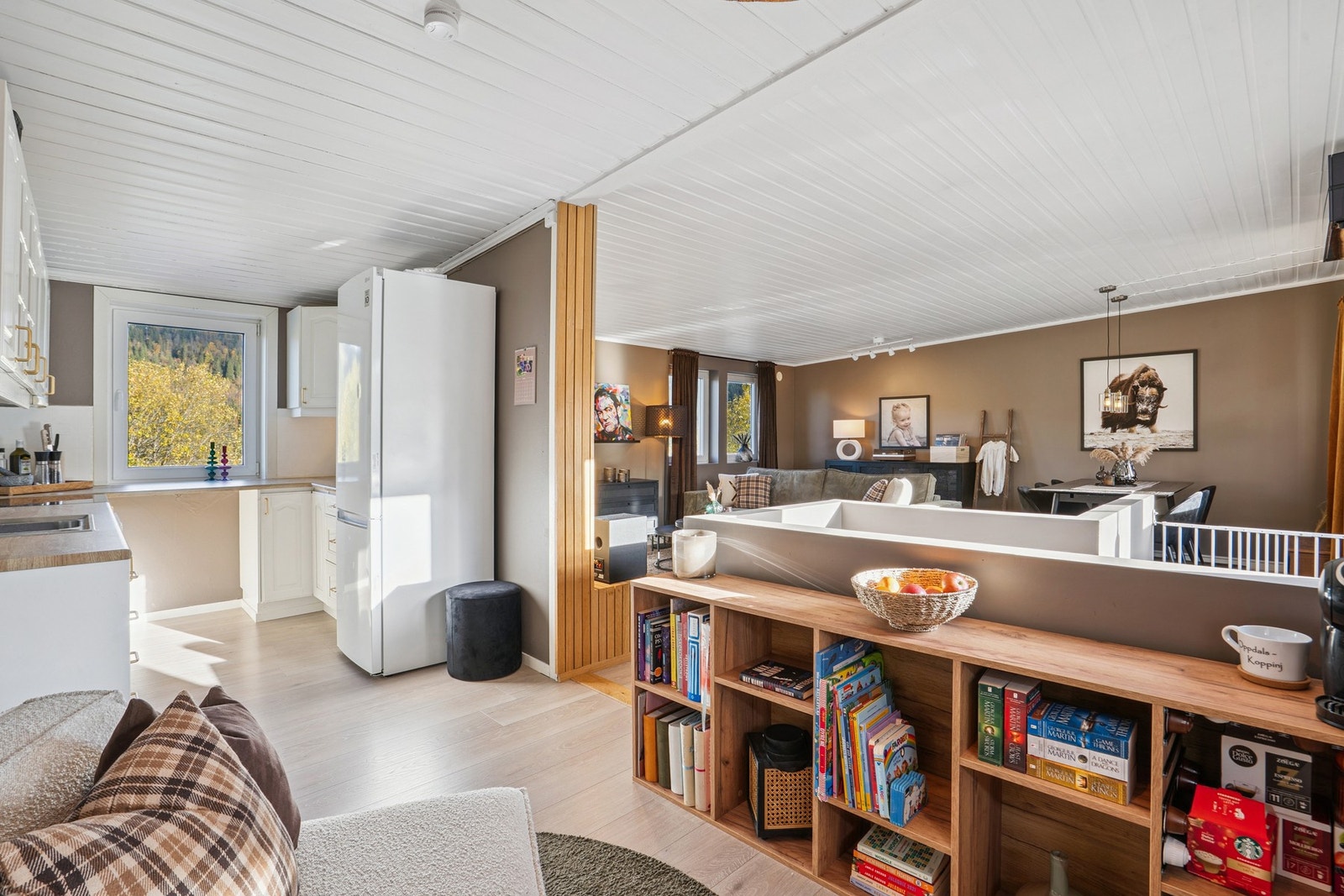 Kjøkkenet har en fin avdeling fra stuen. Galleribilde