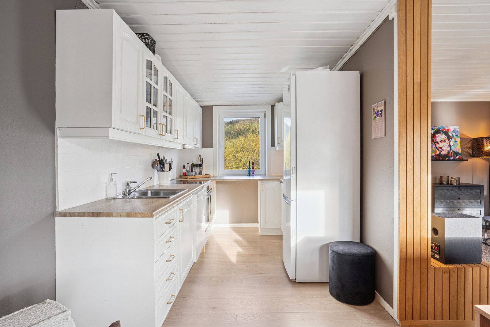 Kjøkkenets utforming er praktisk for husets kokk. Galleribilde