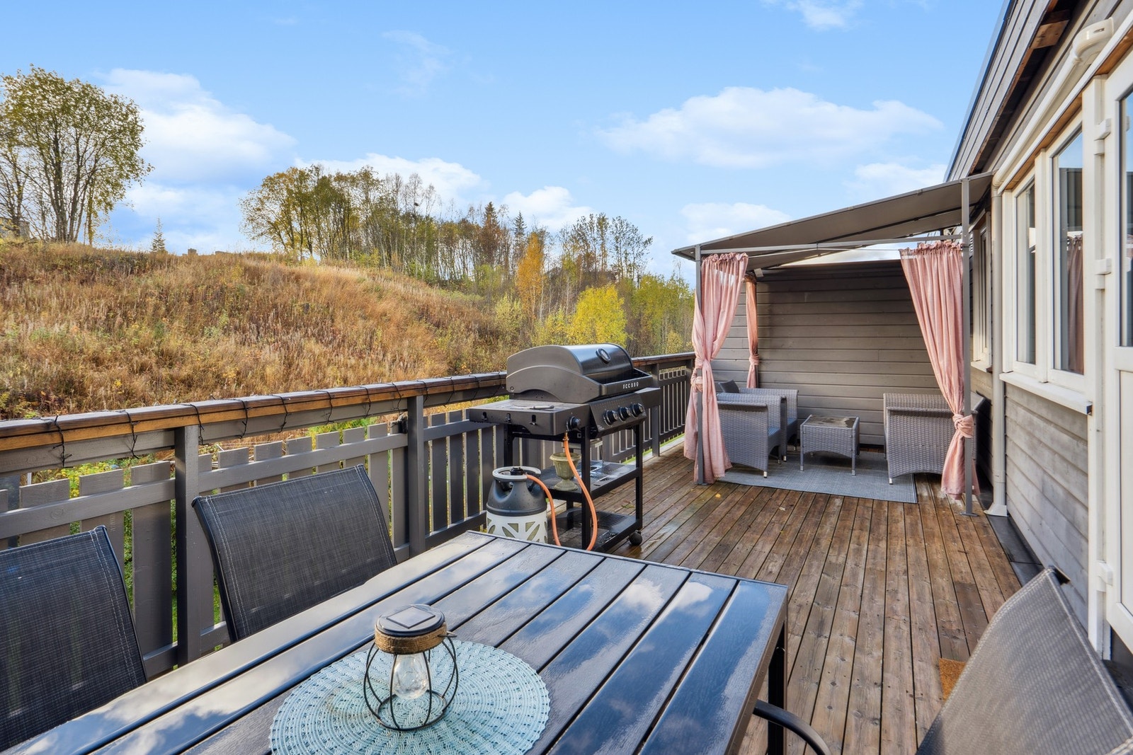 Fra stuen er det utgang til balkong på hele 22 kvm. Galleribilde