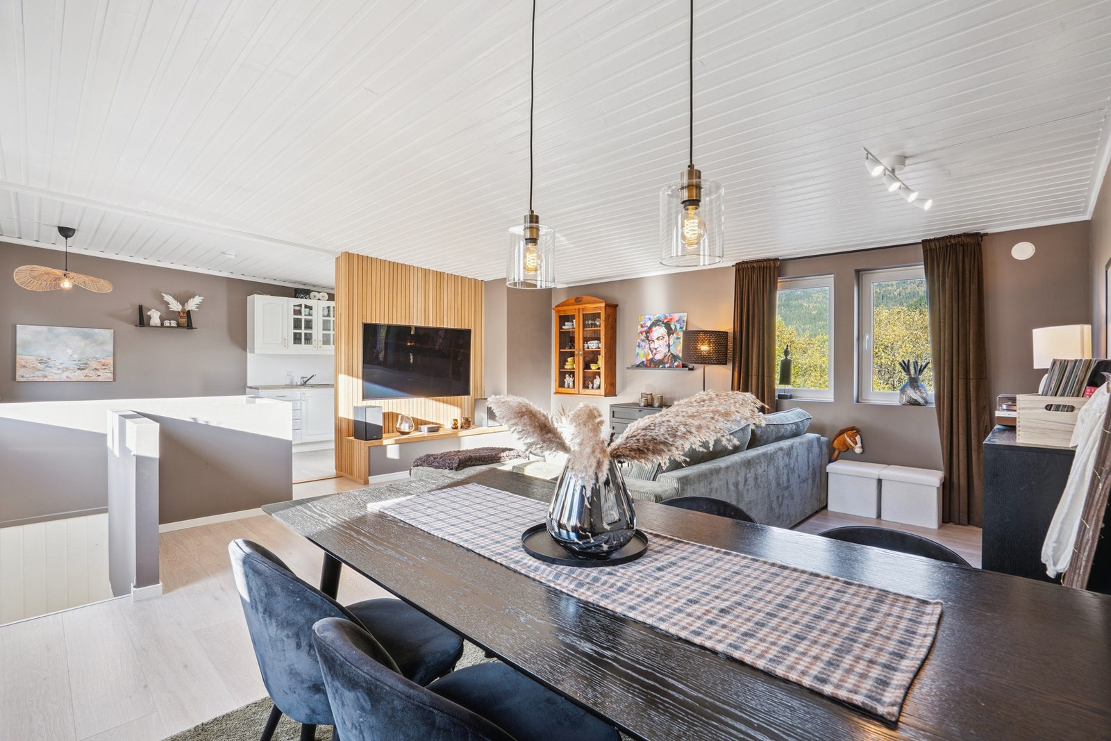 Øverste etasje består av kjøkken og stue med utgang til balkong. Galleribilde