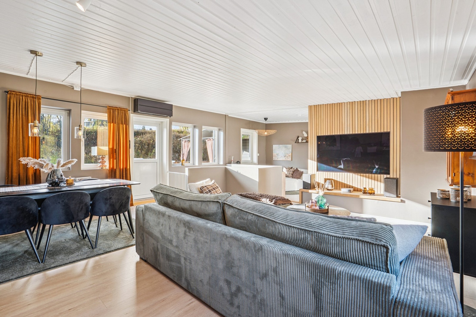 Her selges nå en innholdsrik bolig i rekke, over 3 etasjer. Galleribilde