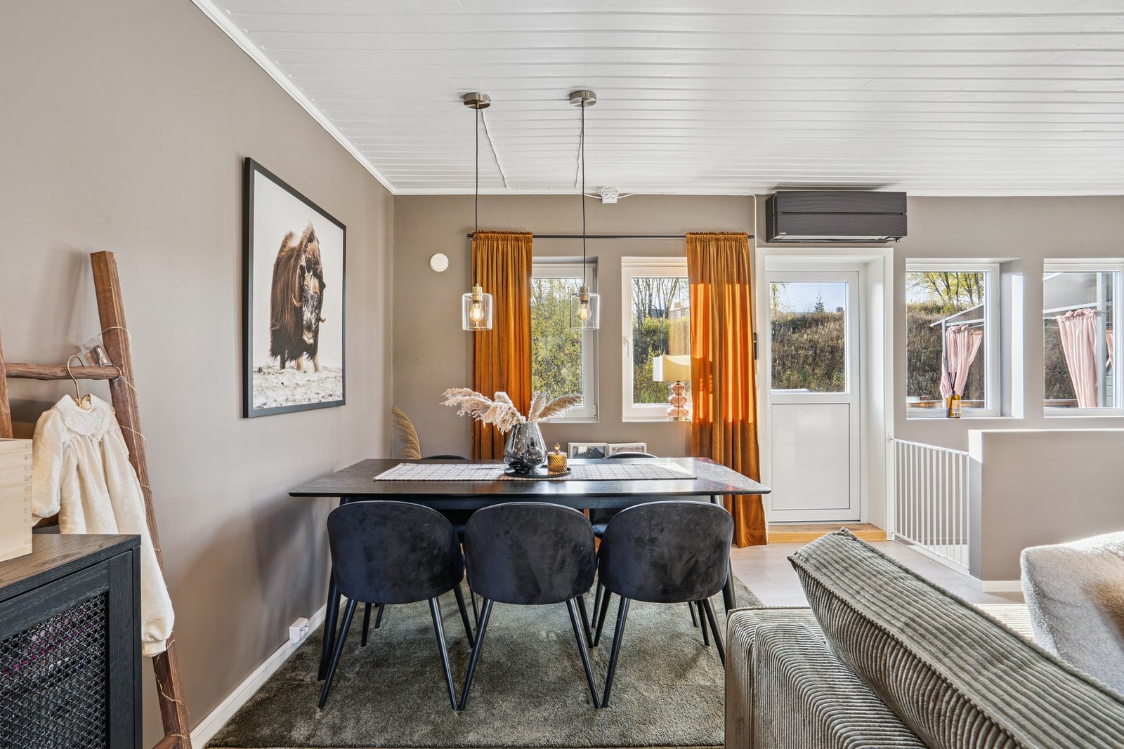 Varmepumpen er strategisk plassert for for fordeling av varme. Galleribilde