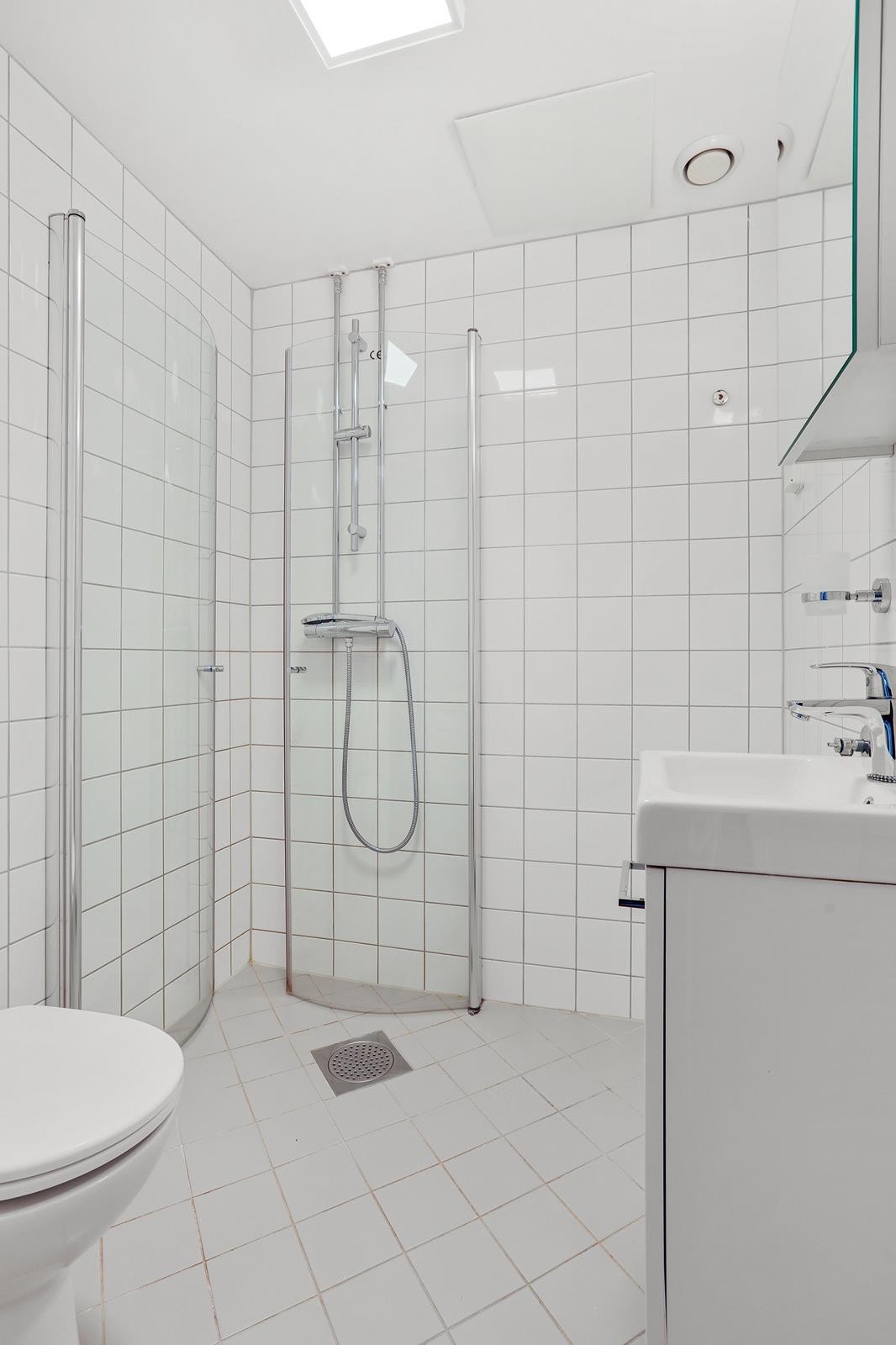 Pent flilslagt bad med varmekabler. Toppmatet vaskemaskin vil medfølge Galleribilde