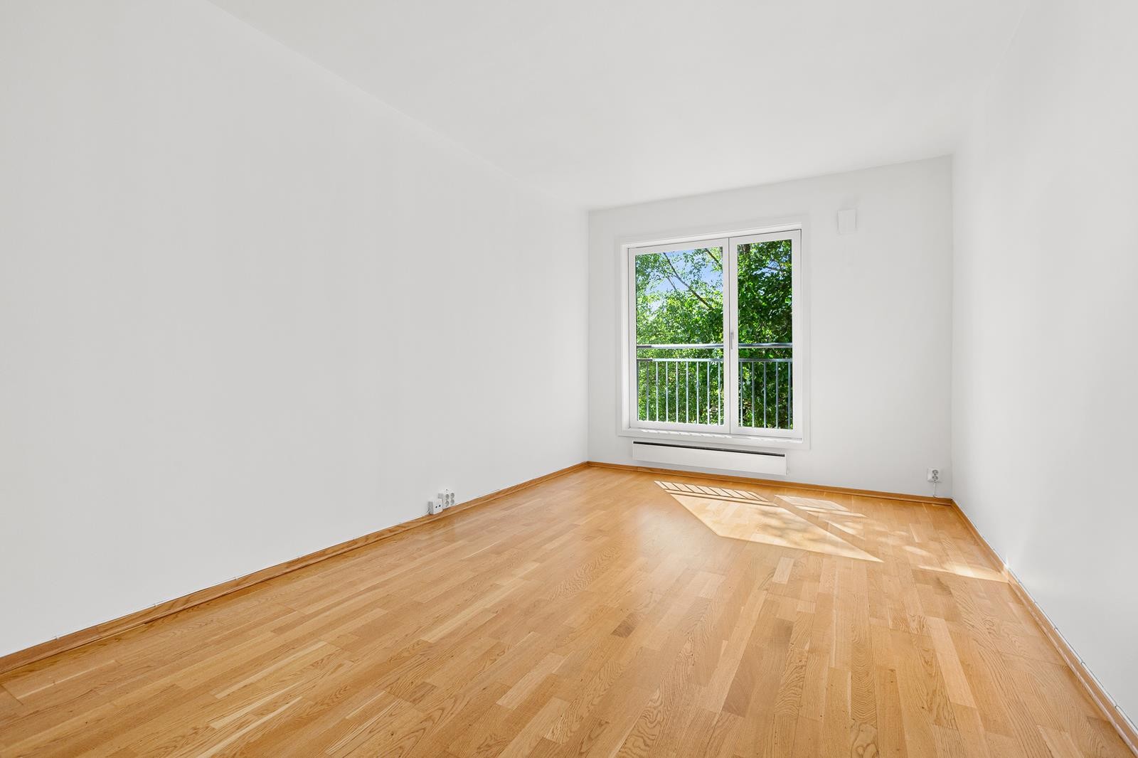 Fransk balkong med store vindusflater som slipper inn rikelig med lys Galleribilde